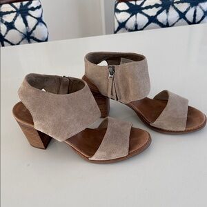 Toms Taupe Suede women’s Block Heel Sandals size 10